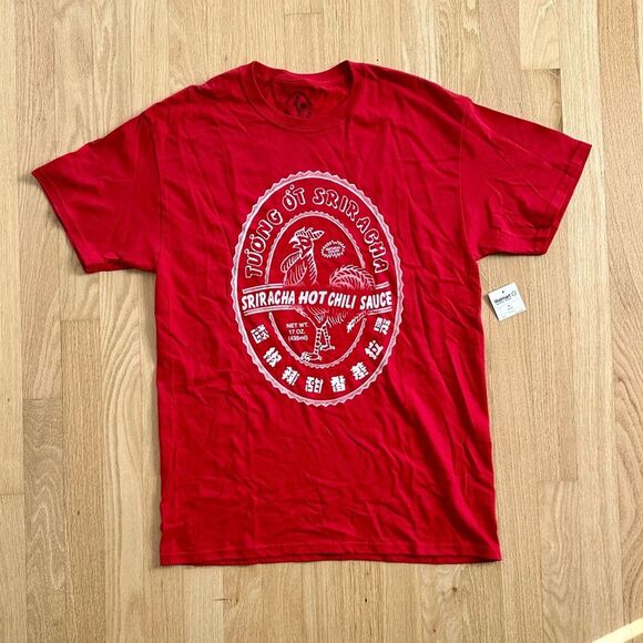 NWT Tuong Ot Sriracha Mens Red Hot Chili Sauce Short Sleeve T-Shirt size Medium - Picture 2 of 6